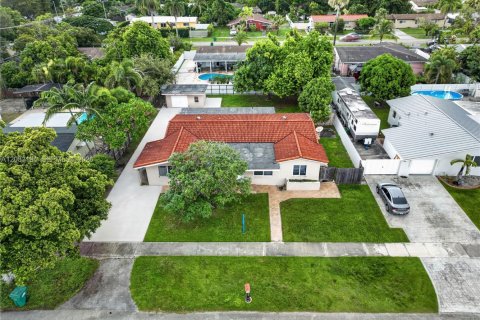 House in Miami, Florida 5 bedrooms, 170.94 sq.m. № 2400029 - photo 4