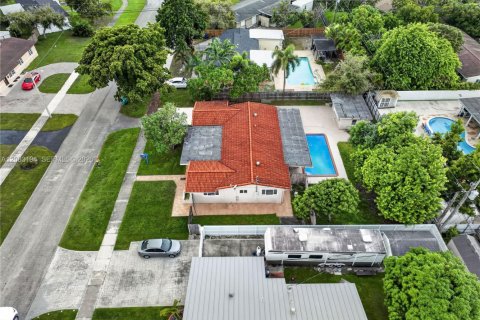 House in Miami, Florida 5 bedrooms, 170.94 sq.m. № 2400029 - photo 5