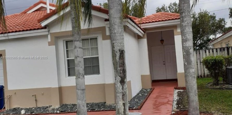 House in Weston, Florida 3 bedrooms, 146.79 sq.m. № 1945201