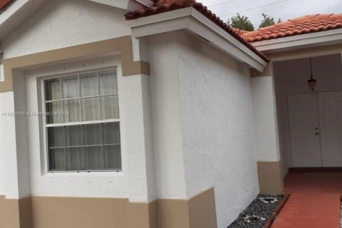 House in Weston, Florida 3 bedrooms, 146.79 sq.m. № 1945201 - photo 3