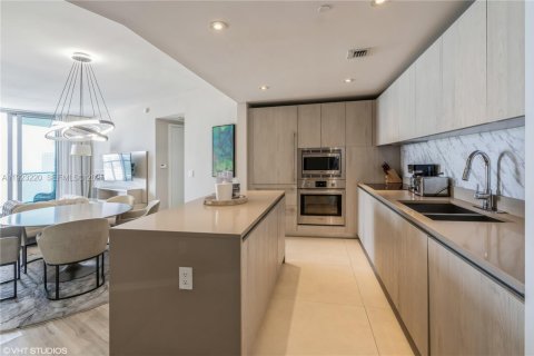 Condo in Hollywood, Florida, 2 bedrooms № 1976847 - photo 1