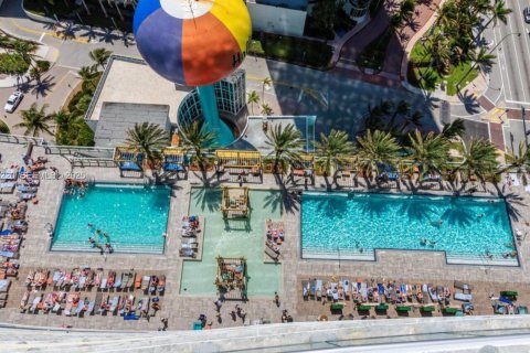 Condo in Hollywood, Florida, 2 bedrooms № 1976847 - photo 29