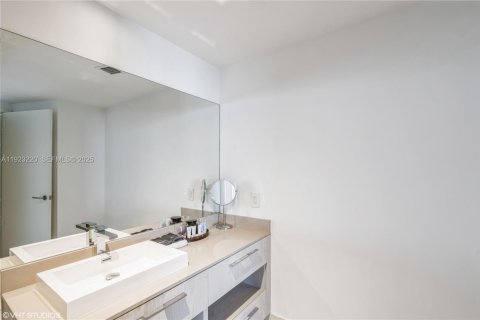 Condo in Hollywood, Florida, 2 bedrooms № 1976847 - photo 18
