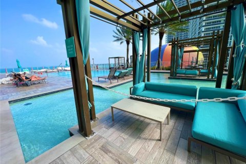 Condo in Hollywood, Florida, 2 bedrooms № 1976847 - photo 23