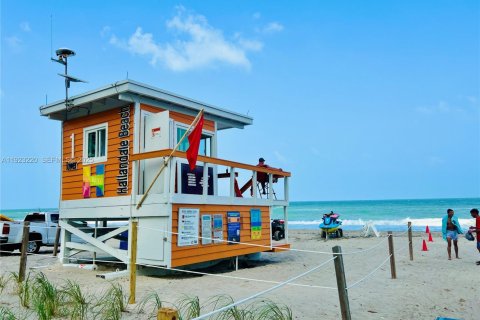 Condo in Hollywood, Florida, 2 bedrooms № 1976847 - photo 27