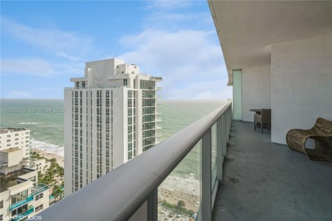 Condo in Hollywood, Florida, 2 bedrooms № 1976847 - photo 20