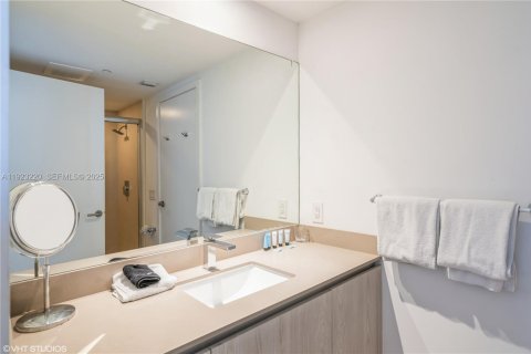 Condo in Hollywood, Florida, 2 bedrooms № 1976847 - photo 7