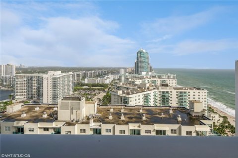 Condo in Hollywood, Florida, 2 bedrooms № 1976847 - photo 6