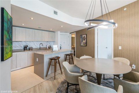 Condo in Hollywood, Florida, 2 bedrooms № 1976847 - photo 11