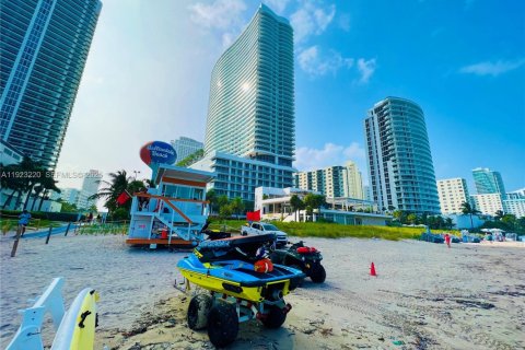 Condo in Hollywood, Florida, 2 bedrooms № 1976847 - photo 28