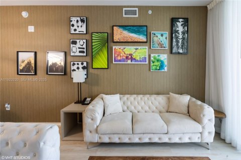 Condo in Hollywood, Florida, 2 bedrooms № 1976847 - photo 13