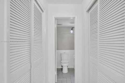 Condo in Miami, Florida, 1 bedroom  № 2076765 - photo 26