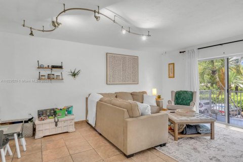 Condo in Miami, Florida, 1 bedroom  № 2076765 - photo 16
