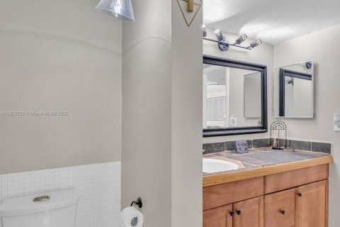 Condo in Miami, Florida, 1 bedroom  № 2076765 - photo 27