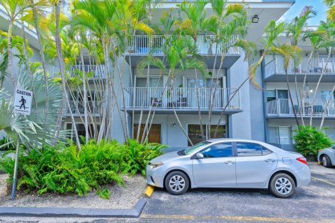 Condo in Miami, Florida, 1 bedroom  № 2076765 - photo 9