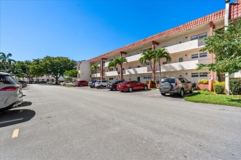 Condo in Pembroke Pines, Florida, 2 bedrooms  № 2033707 - photo 10