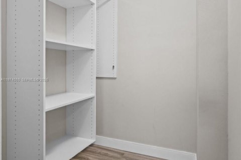 Condo in Pembroke Pines, Florida, 2 bedrooms  № 2033707 - photo 29