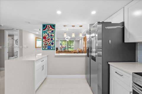 Condo in Pembroke Pines, Florida, 2 bedrooms  № 2033707 - photo 3