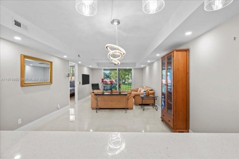 Condo in Pembroke Pines, Florida, 2 bedrooms  № 2033707 - photo 15