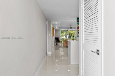 Condo in Pembroke Pines, Florida, 2 bedrooms  № 2033707 - photo 13