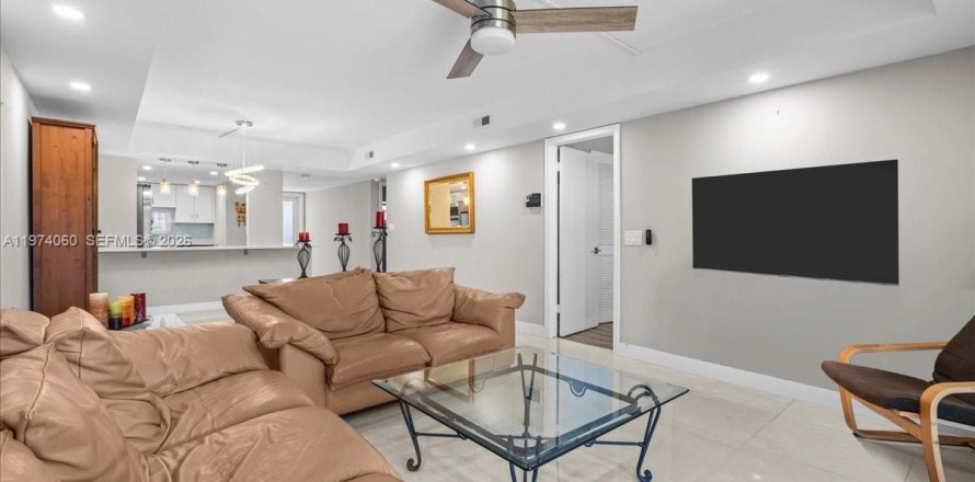 Condo in Pembroke Pines, Florida, 2 bedrooms  № 2033707
