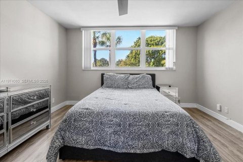 Condo in Pembroke Pines, Florida, 2 bedrooms  № 2033707 - photo 21