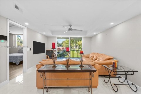 Condo in Pembroke Pines, Florida, 2 bedrooms  № 2033707 - photo 2