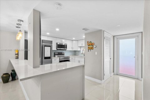 Condo in Pembroke Pines, Florida, 2 bedrooms  № 2033707 - photo 4