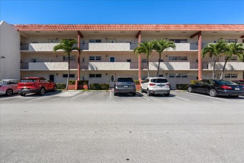 Condo in Pembroke Pines, Florida, 2 bedrooms  № 2033707 - photo 9