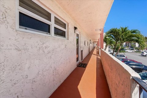 Condo in Pembroke Pines, Florida, 2 bedrooms  № 2033707 - photo 11
