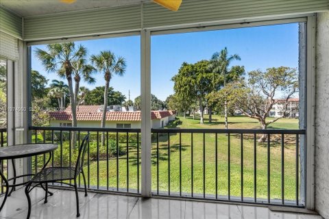 Condo in Pembroke Pines, Florida, 2 bedrooms  № 2033707 - photo 25