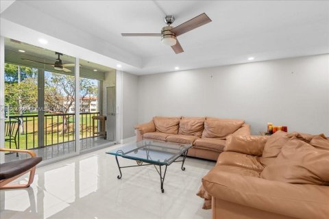 Condo in Pembroke Pines, Florida, 2 bedrooms  № 2033707 - photo 17