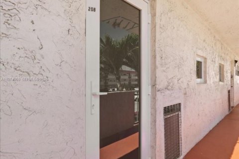 Condo in Pembroke Pines, Florida, 2 bedrooms  № 2033707 - photo 12