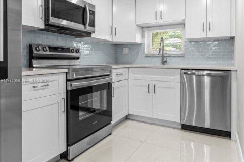 Condo in Pembroke Pines, Florida, 2 bedrooms  № 2033707 - photo 19