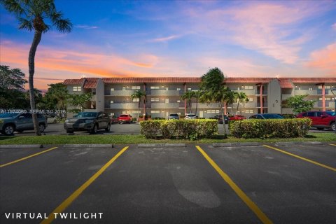 Condo in Pembroke Pines, Florida, 2 bedrooms  № 2033707 - photo 7