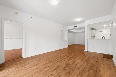 Condo in Doral, Florida, 2 bedrooms № 2176885 - photo 2