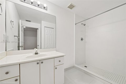 Condo in Doral, Florida, 2 bedrooms № 2176885 - photo 14