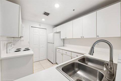 Condo in Doral, Florida, 2 bedrooms № 2176885 - photo 7