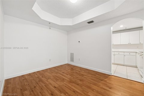 Condo in Doral, Florida, 2 bedrooms № 2176885 - photo 6