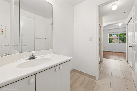 Condo in Doral, Florida, 2 bedrooms № 2176885 - photo 13