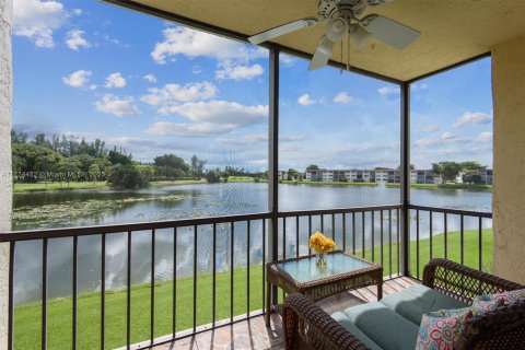 Condo in Pembroke Pines, Florida, 1 bedroom  № 1692743 - photo 1