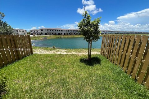 Touwnhouse à louer à Miami, Floride: 3 chambres, 138.33 m2 № 2046155 - photo 2