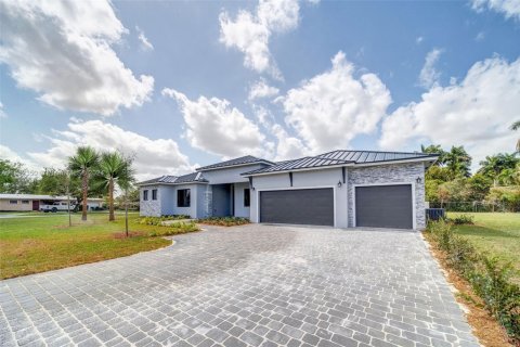 House in Homestead, Florida 5 bedrooms, 289.86 sq.m. № 1370586 - photo 1