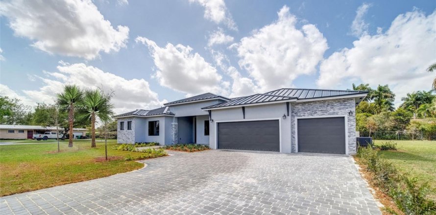 House in Homestead, Florida 5 bedrooms, 289.86 sq.m. № 1370586