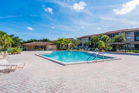 Condo in Pembroke Pines, Florida, 2 bedrooms  № 913633 - photo 1
