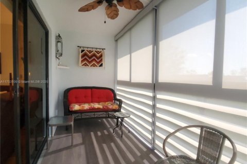 Condo in Sunrise, Florida, 2 bedrooms  № 1864408 - photo 13
