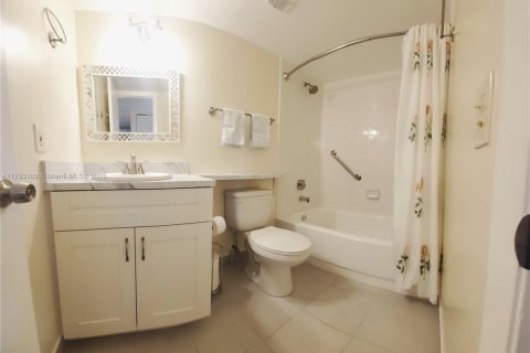 Condo in Sunrise, Florida, 2 bedrooms  № 1864408 - photo 22