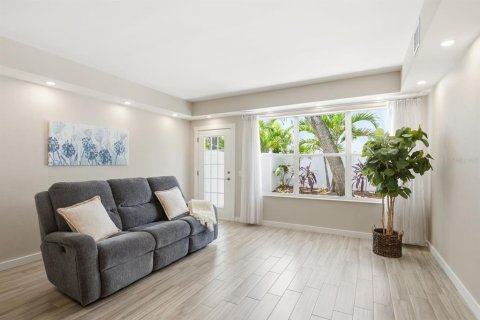 Condo in Tampa, Florida, 2 bedrooms № 2238492 - photo 9
