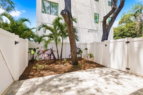 Condo in Tampa, Florida, 2 bedrooms № 2238492 - photo 15