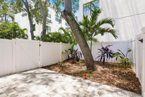 Condo in Tampa, Florida, 2 bedrooms № 2238492 - photo 13